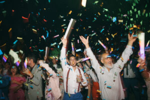 fotografía con confeti de fiesta en boda, barra libre y hora loca